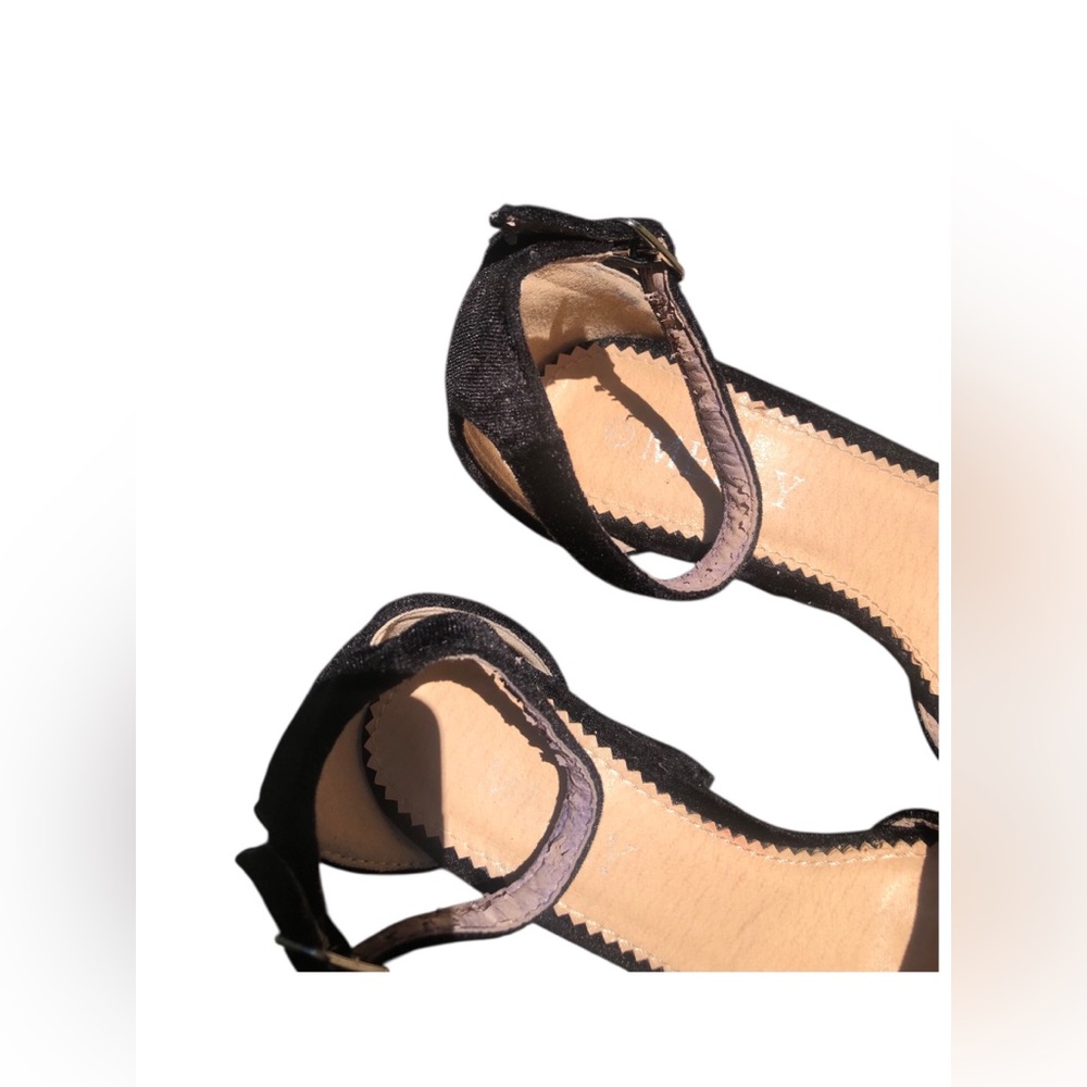 Melly Nottion Black Velvet Embroidered Roses Heels - Picture 5 of 6